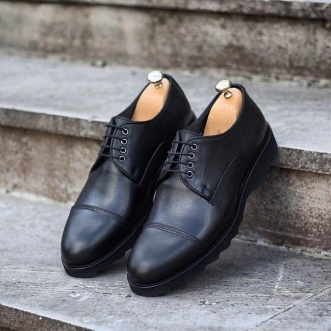 A sleek look with black cap-toe Oxfords. 