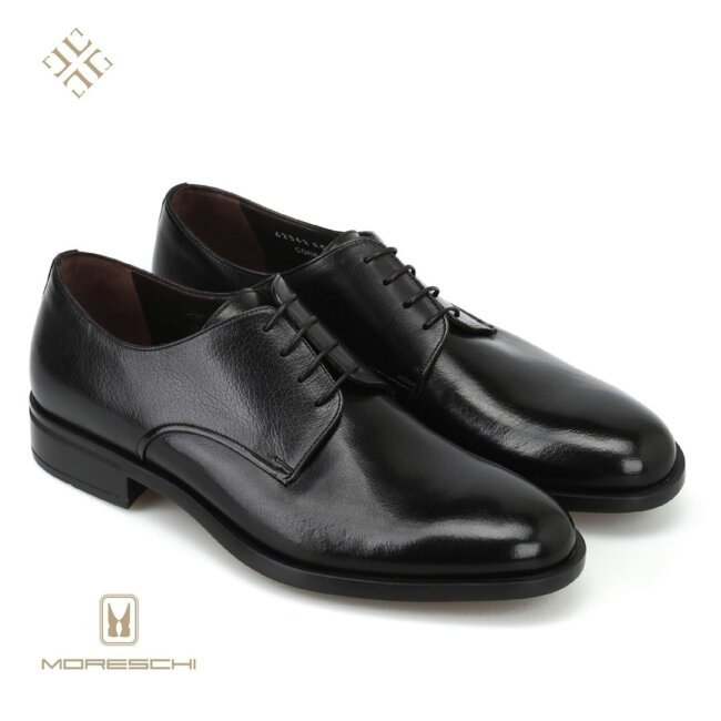 A modern look with black leather derby. 