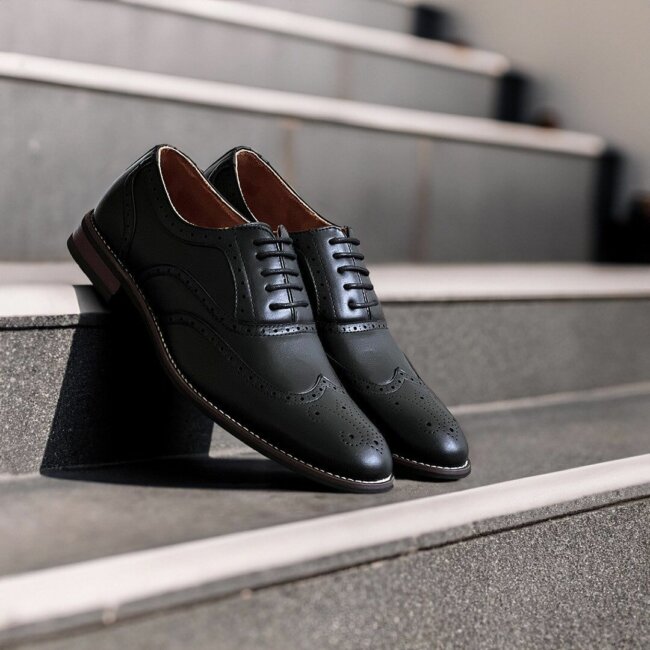 A contemporary look with black shoes. 