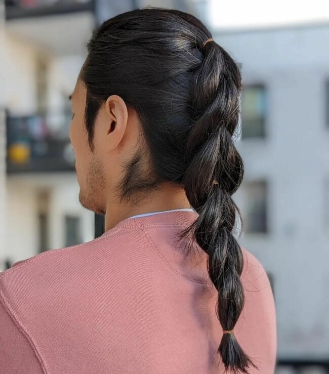 A simple yet stylish look with a braided ponytail. 