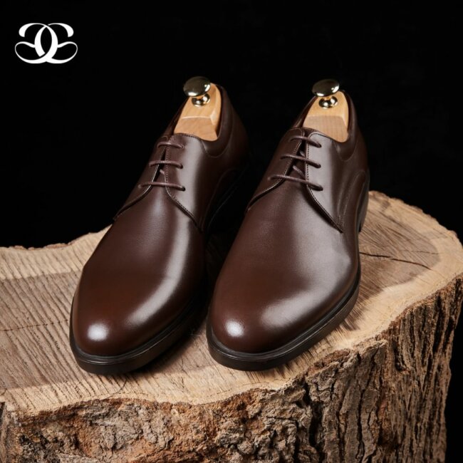 A classy look with brown leather derbies. 