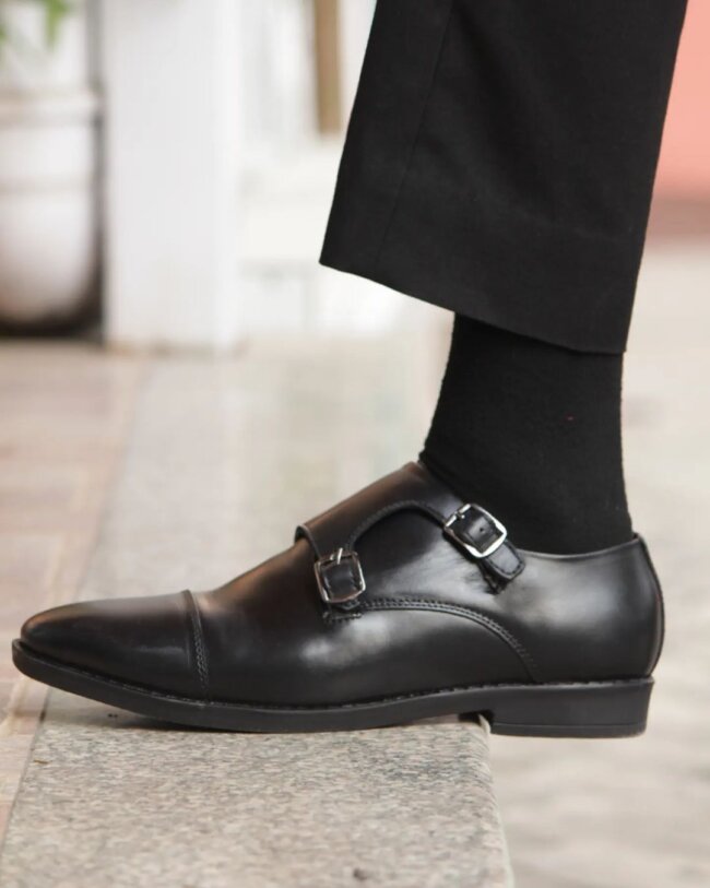A bold look with buckle monk strap shoes. 