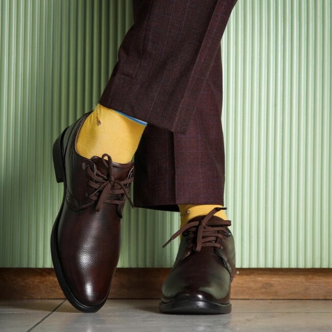 A bold look with dark brown shoes. 