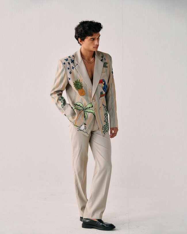 A unique appearance with an embroidered suit. 