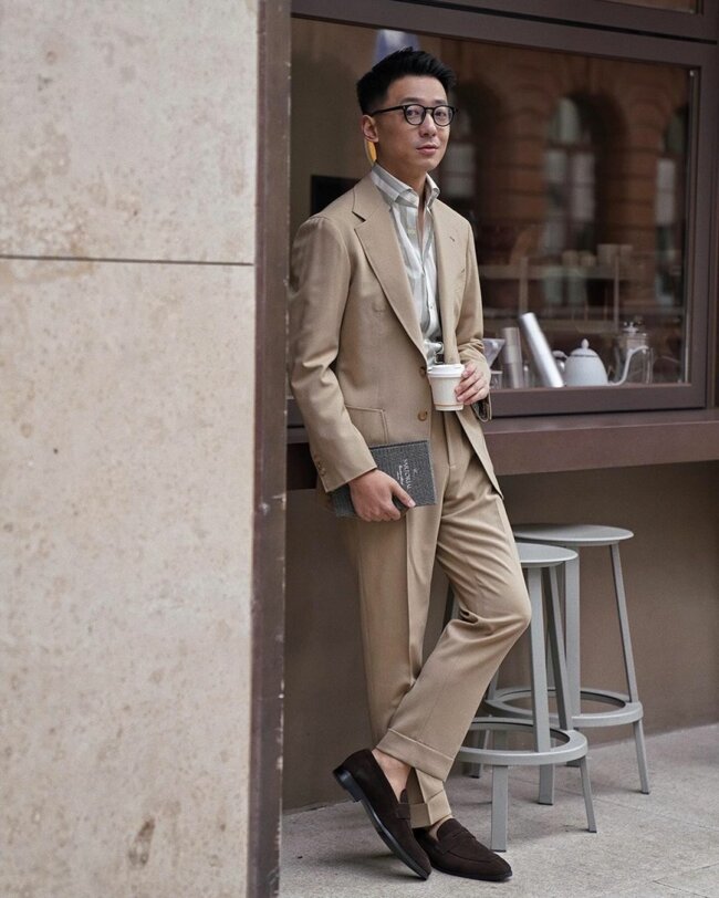 A refined appearance with a khaki suit. 