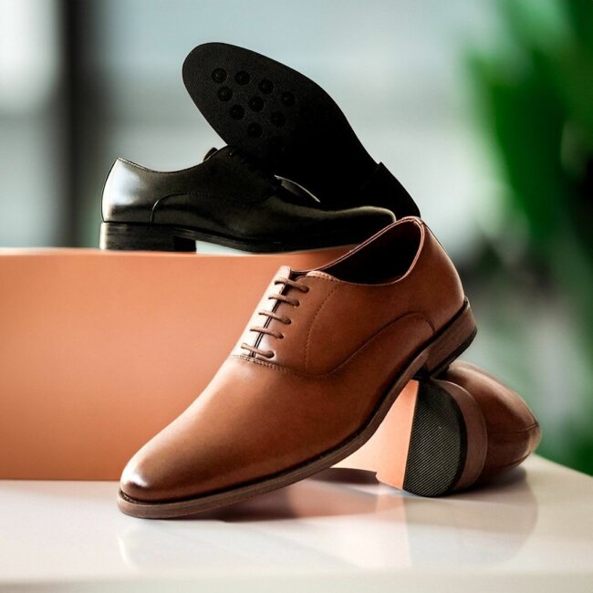 A sleek look with light brown shoes. 