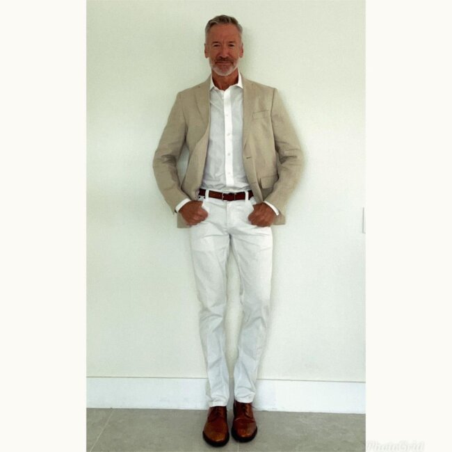 A refined look with a linen jacket and pants. 