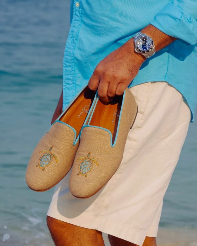 A breathable look with linen loafers. 