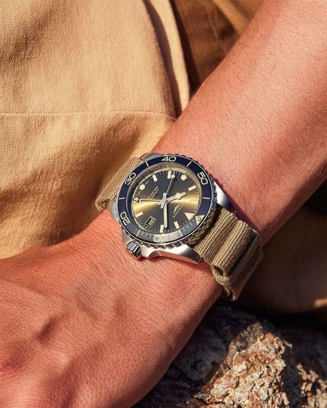 A carefree yet classy look with a Longines HydroConquest watch.