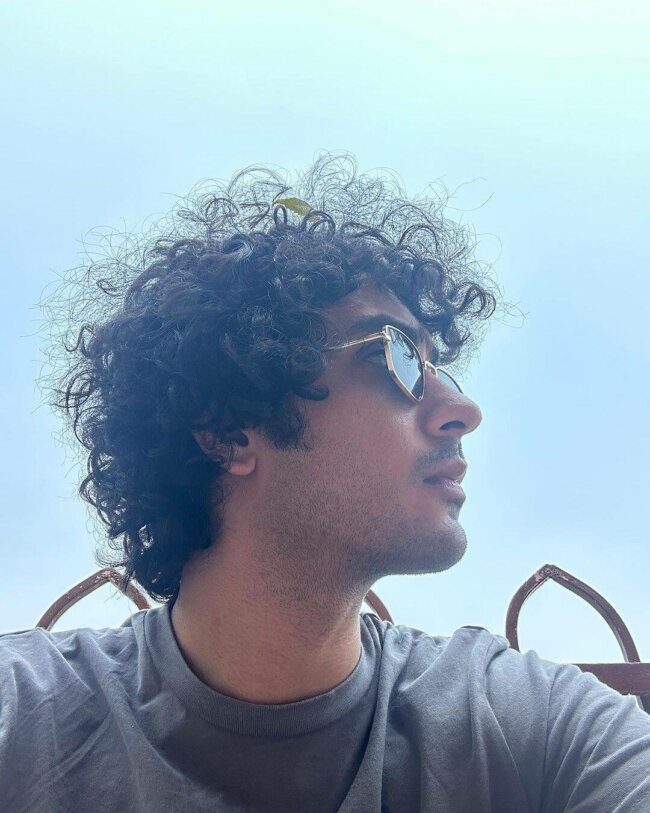 A relaxed look with messy curly hair. 