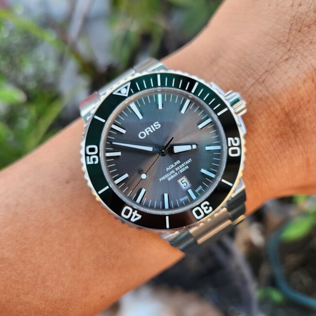 A classy appearance with an Oris Aquis watch. 