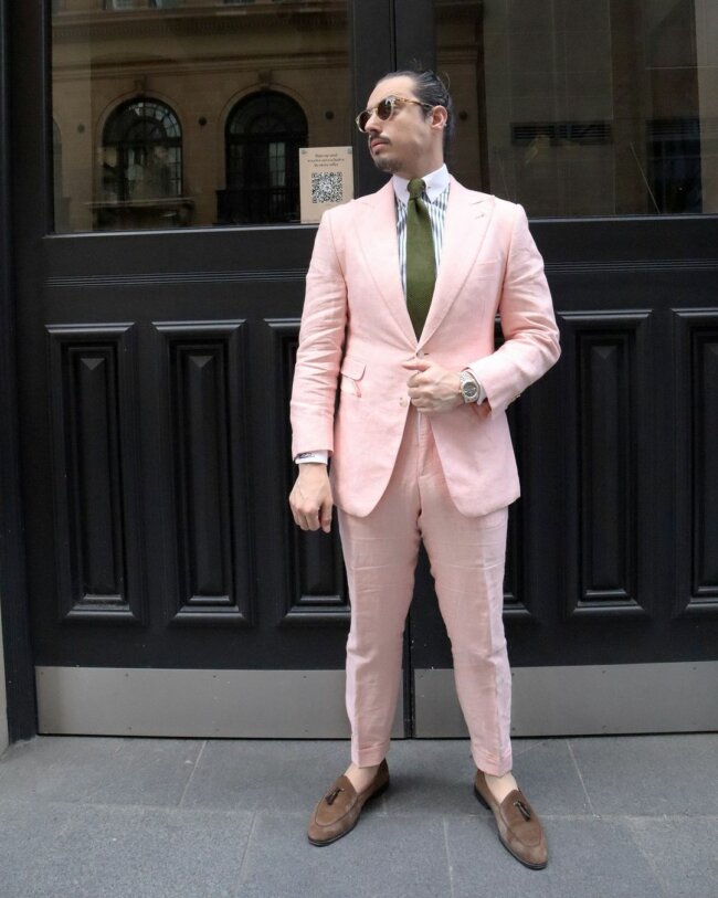 A classy look with a pale pink suit. 