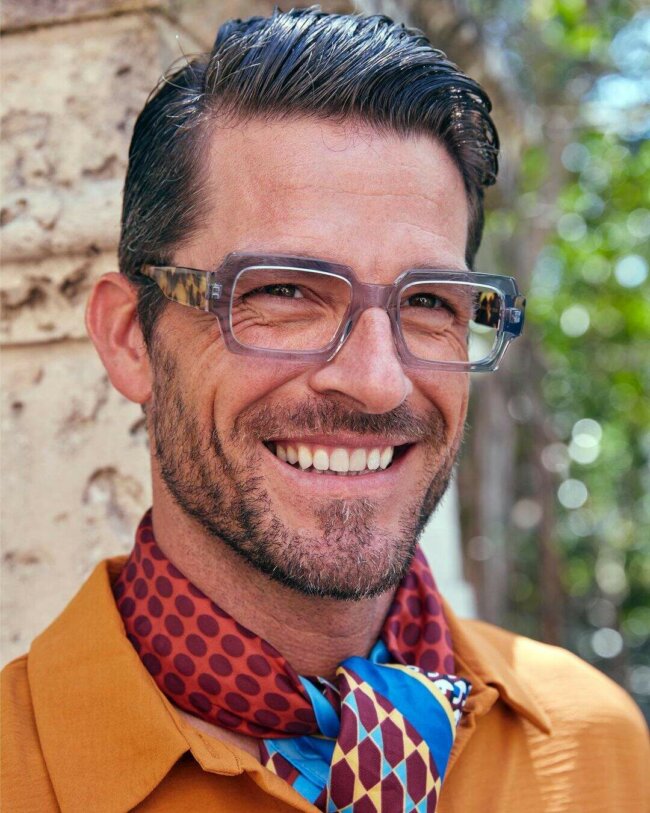 An attractive look with patterned frames. 