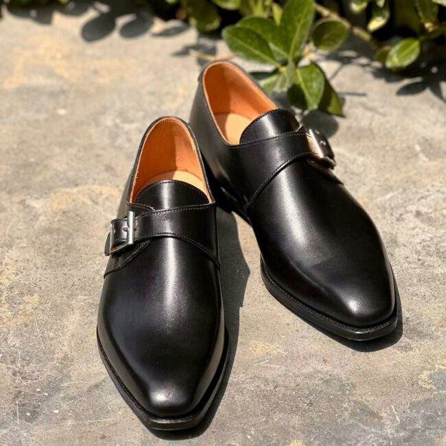 A bold look with single monk strap shoes. 