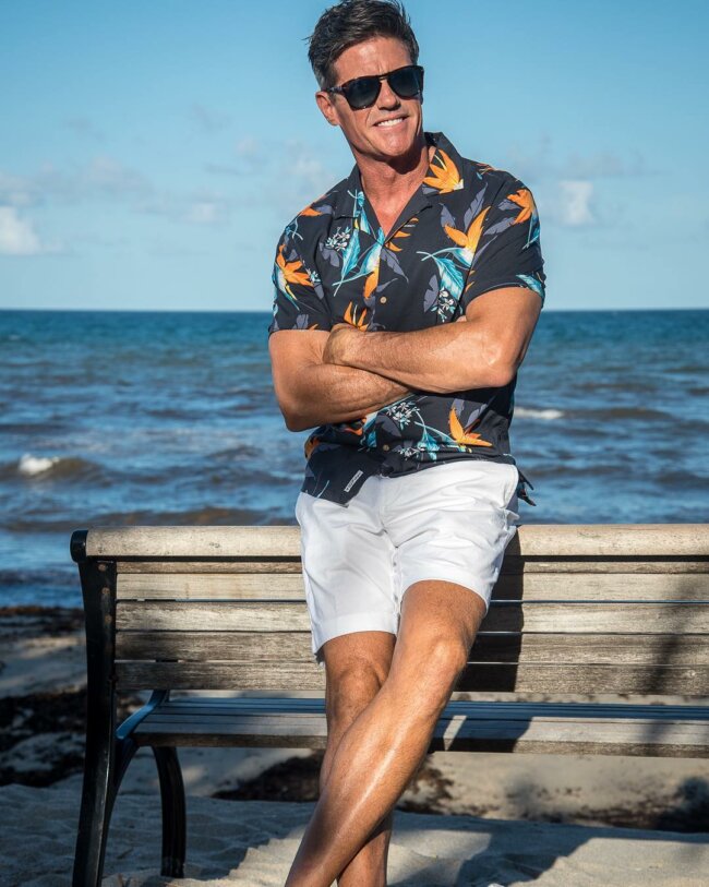 A relaxed look with tropical shirt and shorts. 