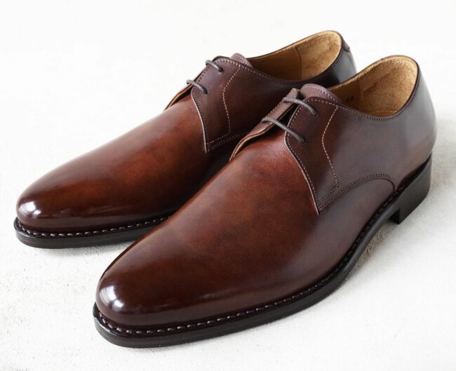 A glossy look with two eye-let derby shoes. 