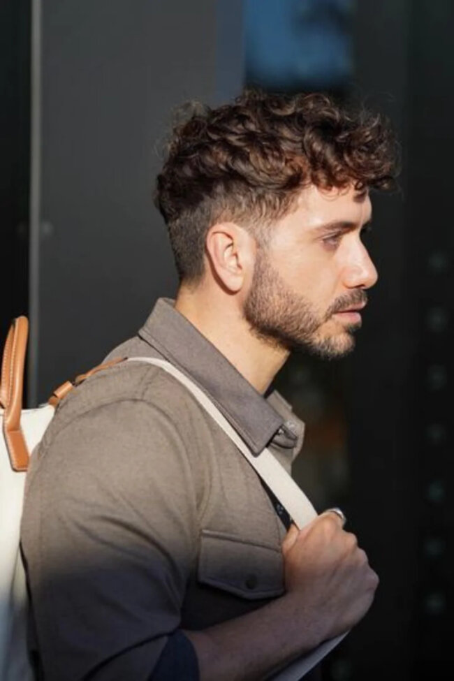A classic appearance featuring an undercut with curls. 