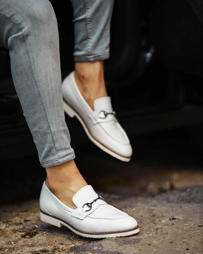 A sophisticated look with white shoes. 