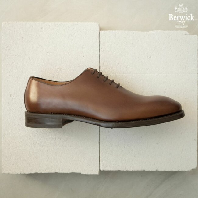 An uninterruptive look with wholecut Oxfords. 