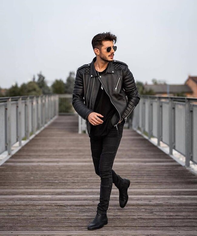 A modern look with a leather jacket and skinny jeans. 