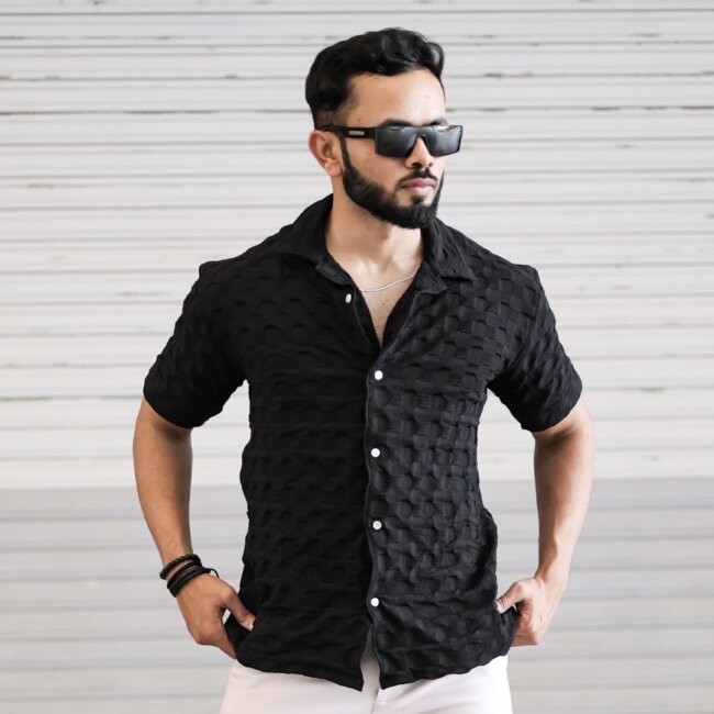 A cool look with a short-sleeve button-down. 