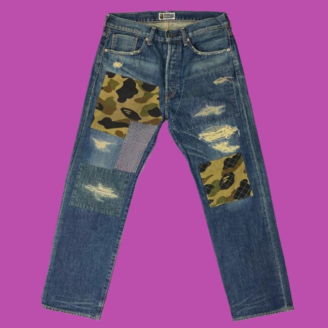 A refined look with camouflage jeans. 