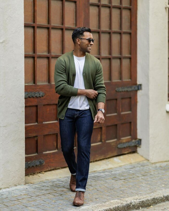 A cool look with a cardigan and jeans. 