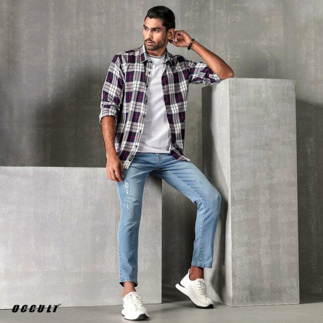 A cool look with a checked shirt. 