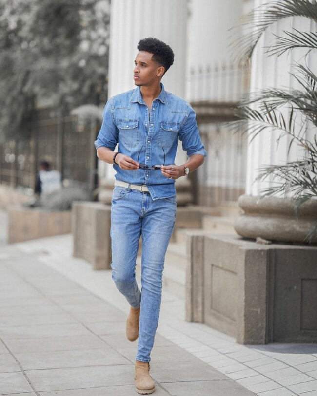 A refined look with a denim shirt. 