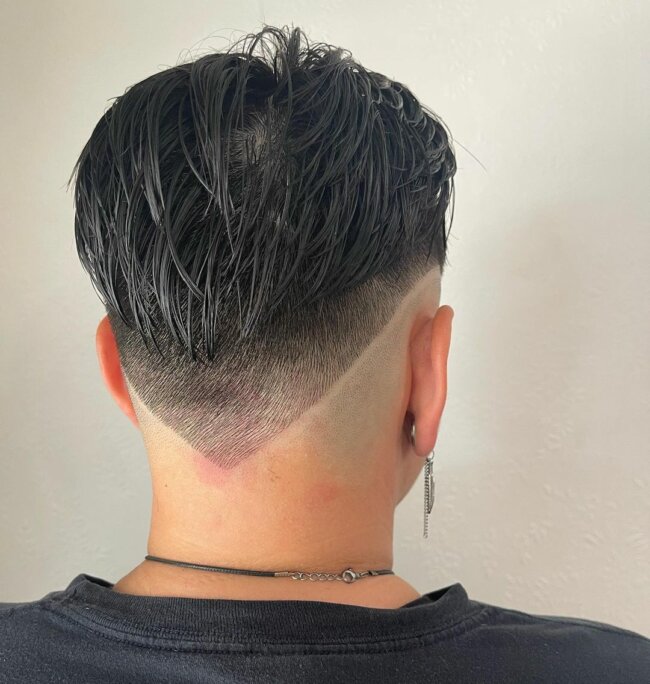 A unique look with disconnected undercut. 