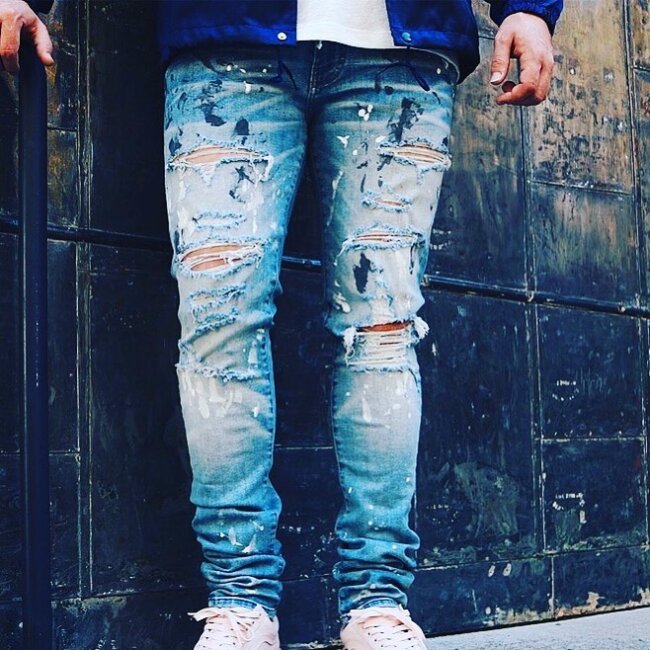 A classy look with distressed jeans. 