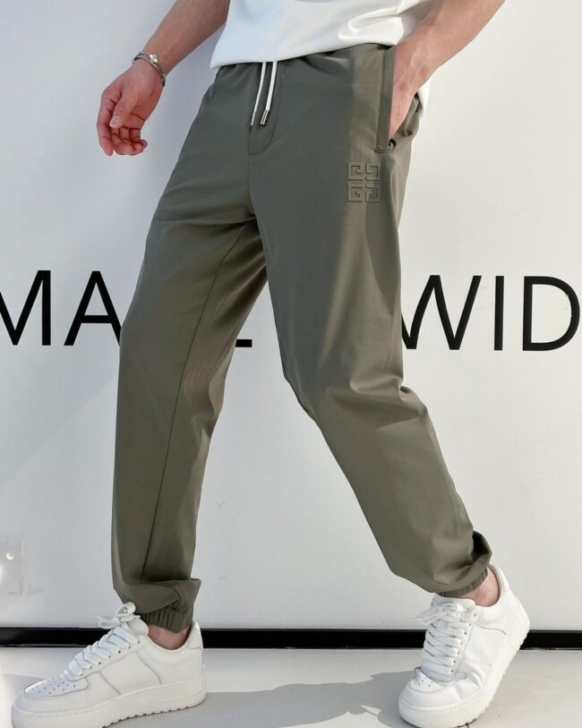 A bold look with drawstring pants. 
