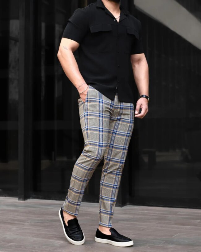 A bold look with glen plaid pants. 