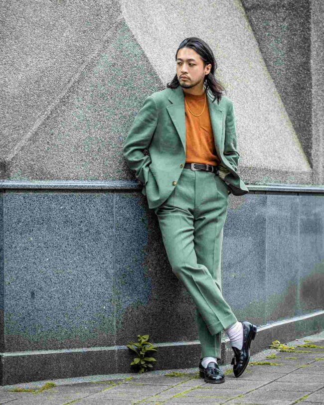 A refined look with a green linen suit.