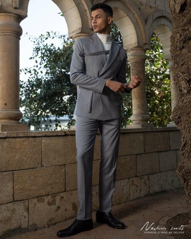 A cool look with grey suit.