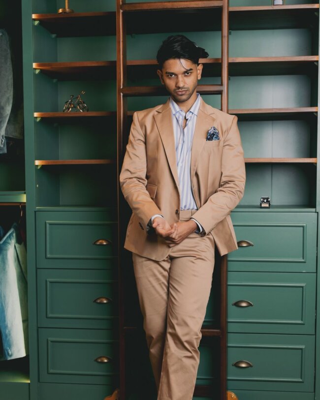 A cool look with a khaki cotton suit. 
