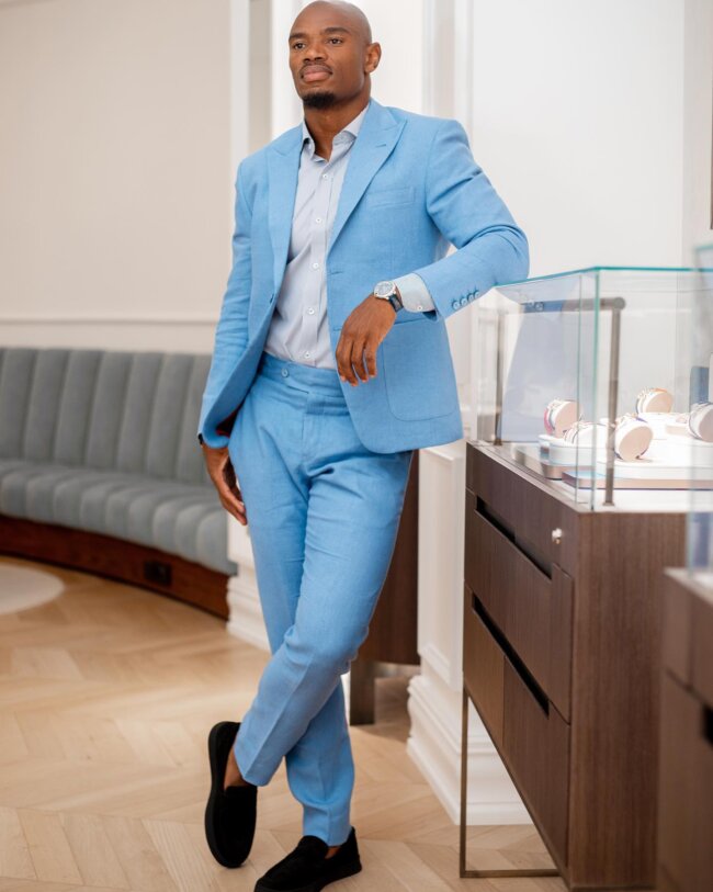 A charming look with a light blue suit.