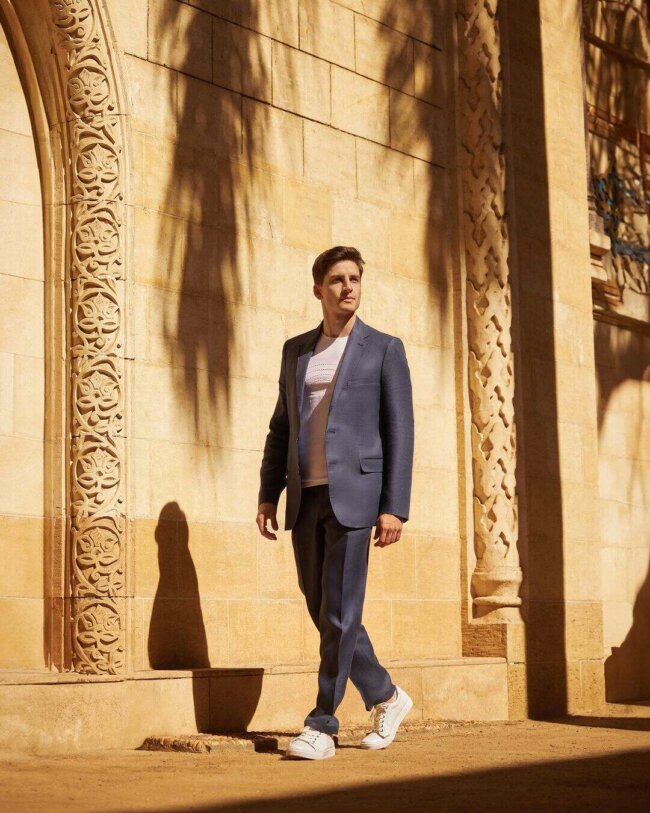 A smart look with linen suit.