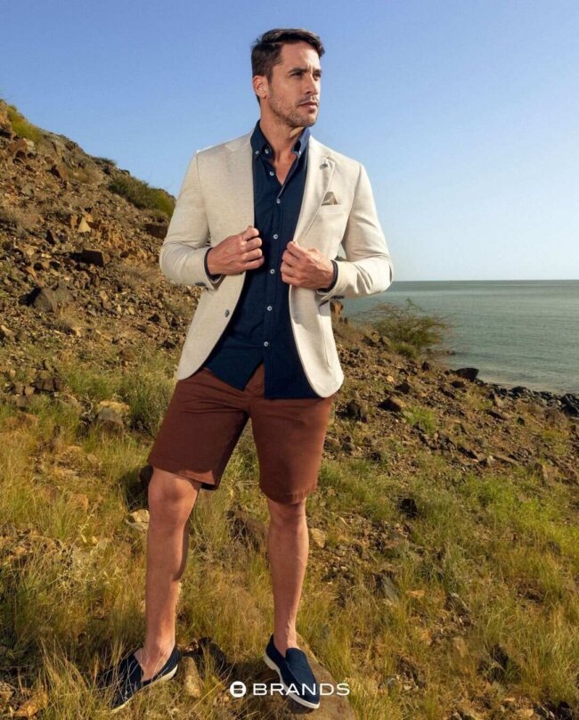 A refined look with linen blazer and shorts