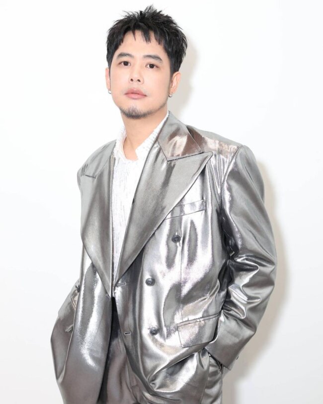 A cool look with a metallic suit. 