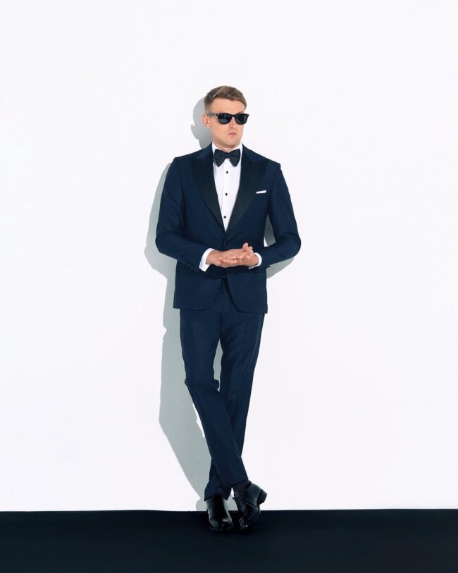 A cool look with midnight blue tuxedo.