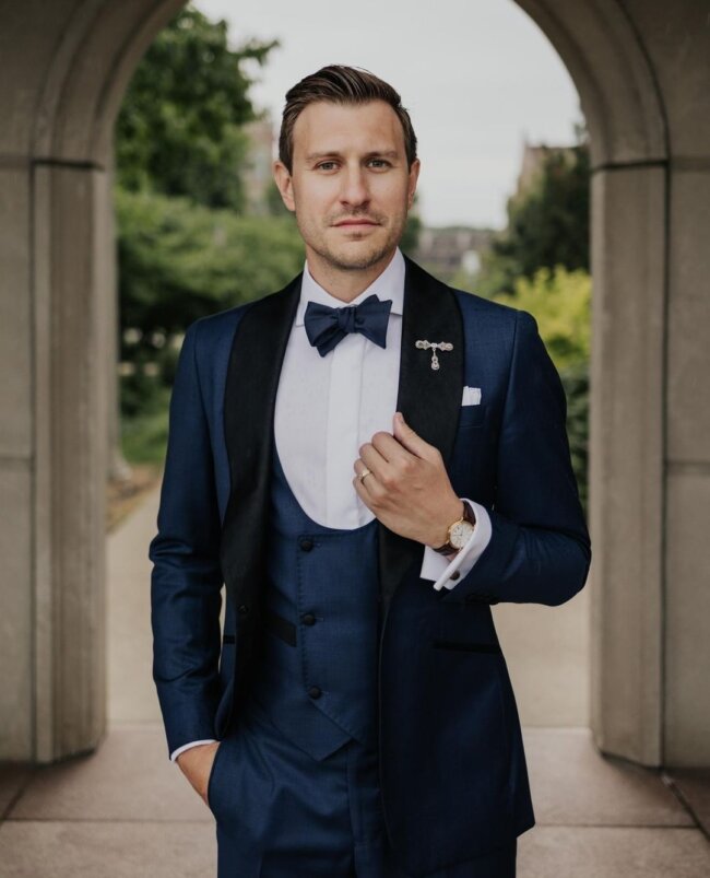 A cool look with a midnight blue tuxedo. 