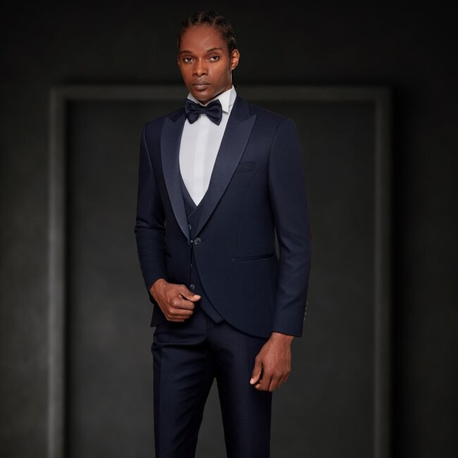 A cool look with a navy blue tuxedo.