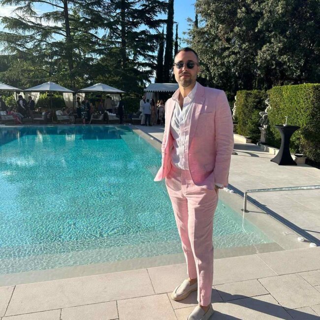 A flawless look with a pastel pink suit.