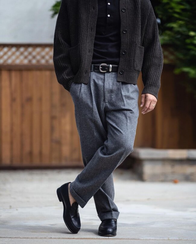 A classy look with pleated trousers. 