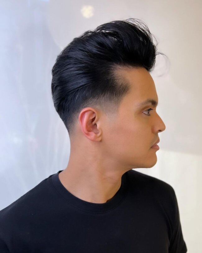 A refined look with pompadour quiff. 