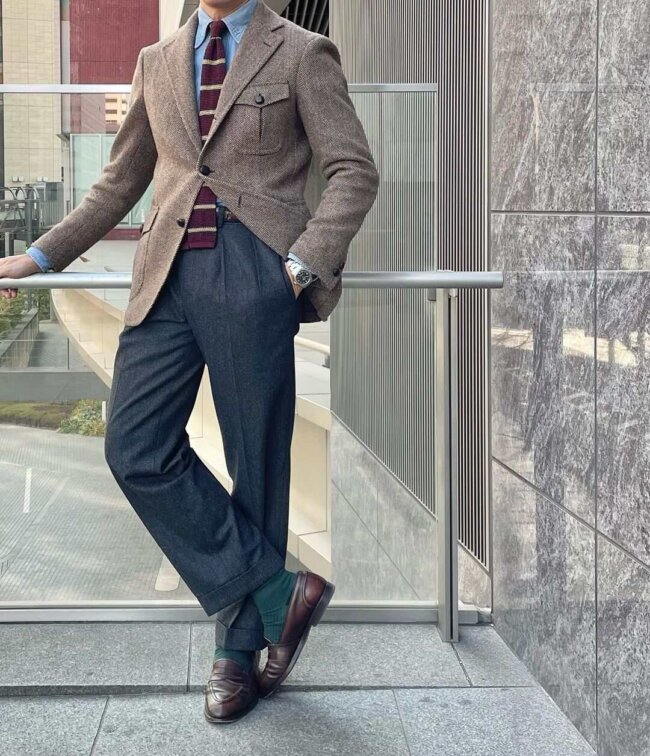 A cool look with a retro tweed suit. 
