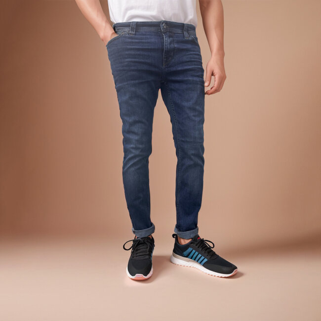 A refined look with slim-fit jeans. 