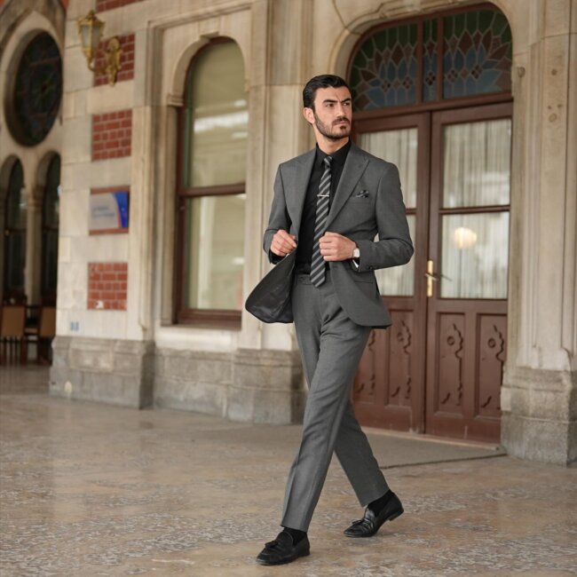 A trendy look with a slim-fit suit.