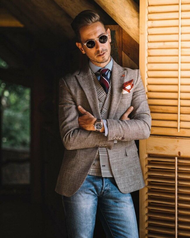 A unique look with a three-piece suit. 